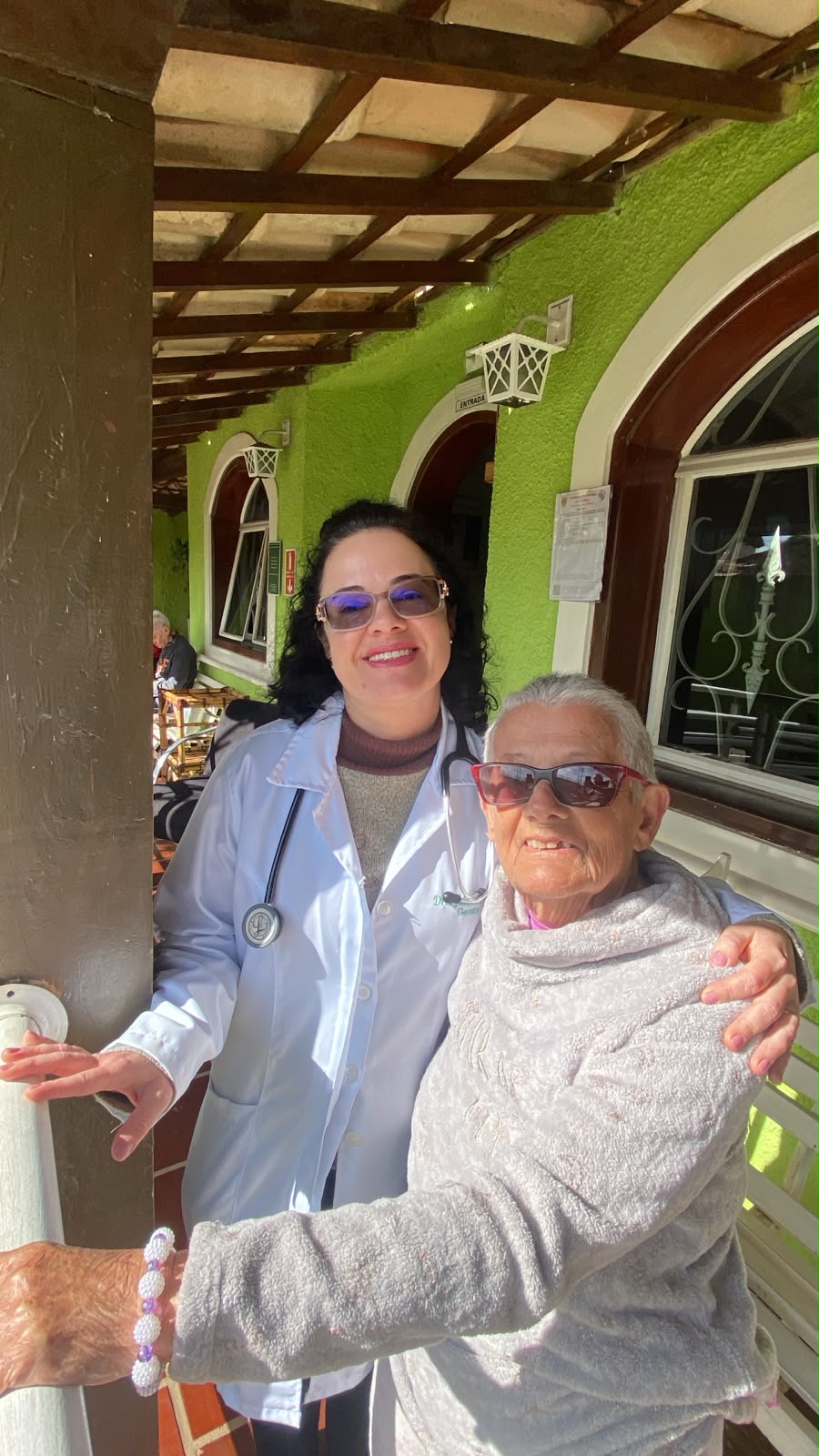 Médico com paciente idoso