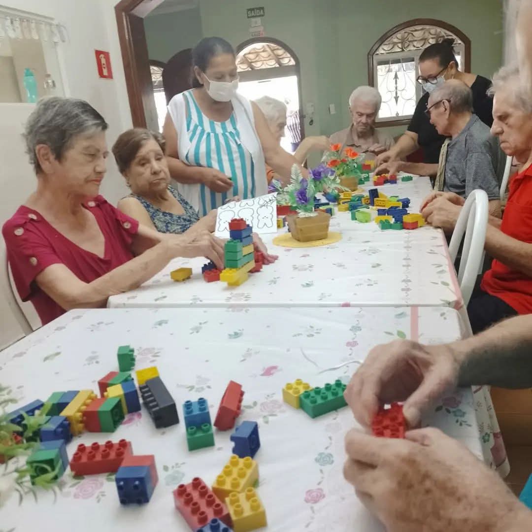 Idosos em atividade em grupo