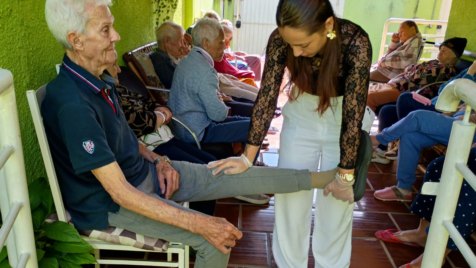 Cuidadora com idosa na AlfaVitta